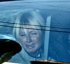 Paris Hilton being chauffeured off to jail (2007) 😆😂 Paris Hilton Jail, Celebrity Mugshots, Paris And Nicole, About Paris, Lindsay Lohan, Paris Hilton, 2000s Fashion, Just Girly Things, Mug Shots