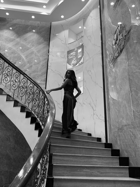 Pictures On Stairs, Foto Scale, Staircase Pictures, Prom Photography Poses, Prom Picture Poses, Prom Photoshoot, Prom Photography, Prom Poses, Creative Photoshoot Ideas