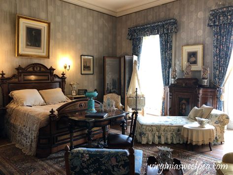 Tour Chateau-sur-Mer in Newport, RI 1920s Bedroom Aesthetic, Old Victorian Bedroom, 1910 House Interior, Bedrooms Vintage, 1920s Bedroom, 1910 House, Dark Academia Interior, Mansion Aesthetic, Victorian Bedroom