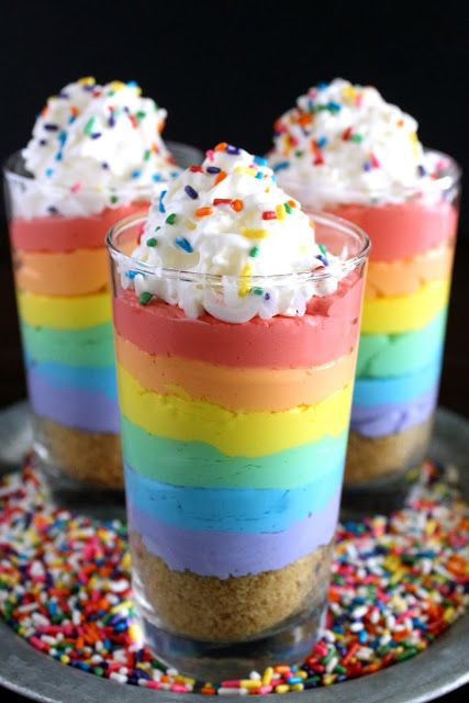 Rainbow No-Bake Cheesecake Parfaits from LoveandConfections.com Things To Make At Home, Rainbow Desserts, Cheesecake Parfaits, Cheesecake Cups, Colorful Desserts, Dessert Simple, Dessert Candles, Easy To Make Desserts, Bake Cheesecake