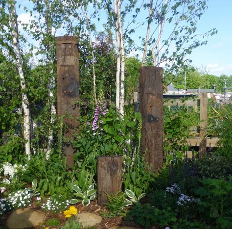 Railway Sleepers Garden Curved, Garden Statues Diy, Railway Sleepers Garden Ideas, Railway Sleepers Garden, Sleepers In Garden, Rusty Garden, Railway Sleepers, Courtyard Gardens Design, Garden Statue