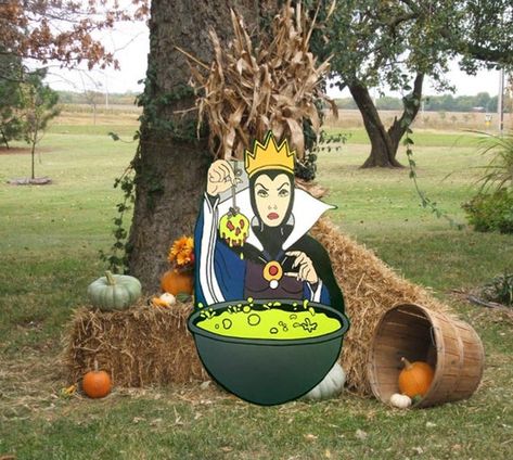 Disney Christmas Yard Art, Disney Halloween Yard Art, Disney Halloween Wood Cutouts, Disney Halloween Yard Decorations, Spooky Walk, Disney Decorations, Holiday Yard Decor, Fall Dec, Disney Halloween Decorations