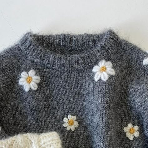 Madinas Handmade on Instagram: "Daisy sweater og vamset vinterhue 🩶🌼🤍" Daisy Sweater, Newborn Fashion, Embroidery Sweater, Baby Knits, Little Designs, Embroidery And Stitching, Baby Sweaters, Cozy Knits