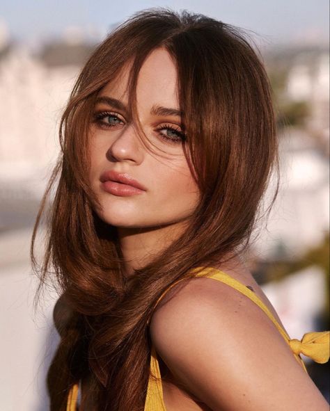 Joey King — Byrdie magazine Joey King, Hollywood Actor, Celebrity Look, Maquillaje De Ojos, Celebrities Female, Celebrity Crush, Hair Inspo, Brown Hair, Hair Makeup