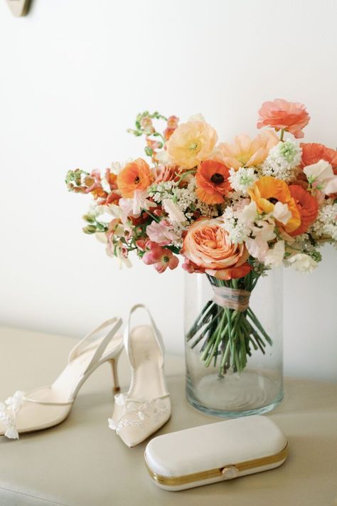 Peach And Cream Wedding Bouquet, Burnt Orange Wedding Arch Flowers, Peachy Orange Wedding Flowers, Peach And White Wedding Bouquet, Light Orange Bouquet, Summer Bridal Bouquet Romantic, Pastel Fall Wedding Flowers, April Bouquet Wedding, Bridal Bouquet With Ranunculus