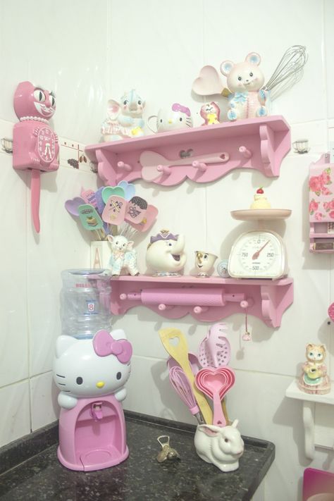 Hello Kitty Apartment, Hello Kitty Home Decor, Hello Kitty Kitchen Decor, Hello Kitty House Decor, Cutecore Kitchen, Kawaii Kitchen, Hello Kitty Themed Kitchen, Sanrio Kitchen, Pink Hello Kitty Kitchen