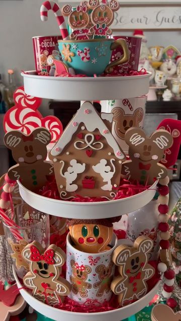 Disney Christmas Kitchen Decor, Christmas Disney Decor, Disney Christmas Decor Ideas, Disney Kitchen Theme, Disney Christmas Decorations Diy, Disney Christmas Decor, Disney Gingerbread, Disney Projects, Disney Xmas