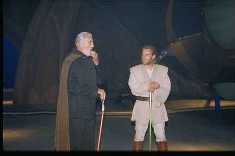 Christopher Lee talks with Ewan McGregor on the set of Attack of the Clones Star Wars Planets, Star Wars Cast, Christopher Lee, Star Wars Facts, Attack Of The Clones, Cuadros Star Wars, Star Wars Film, Ewan Mcgregor, Star Wars Wallpaper