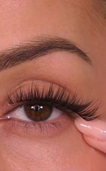 Follow along to learn how to apply false lashes with me! I’m going to share with you my most tried and true eyelash hacks to help you achieve stunning lashes. How To Put On Fake Eyelashes Tutorial, False Lash Styles, How To Glue On Fake Eyelashes, Diy False Lashes, Best Way To Put On Fake Eyelashes, How To Install Eyelashes, Cleaning False Eyelashes, Strip Eyelashes How To Apply, How To Put Eyelashes On Step By Step