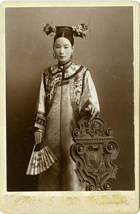 . Asian History, Chinese History, East Asian, Ancient China, Vintage Portraits, Chinese Dress, Qing Dynasty, Antique Photos, Traditional Clothing