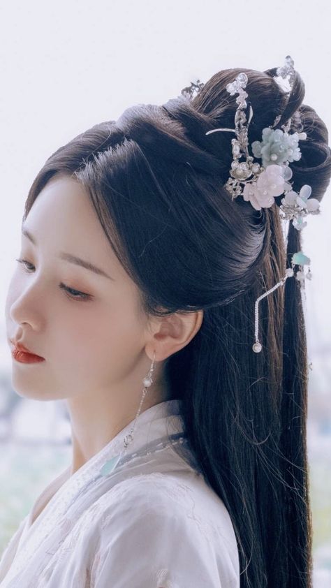 Chinese Princess Hair, Chinese Traditional Hairstyles Long, Ancient Japanese Hairstyles, Hair Styles Chinese, Different Style Haircuts, Ancient China Hairstyles, Chinese Hanfu Hairstyle, Asian Hair Updo, Sangjit Hairdo