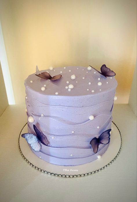 Simple and Cutty Cake! Simple y Bonito! Purple Cake Butterfly, Purple Cake Simple, Cake Butterfly, Cake Purple, Plain Purple, Purple Cake, Plain Cake, Cake Simple, Purple Cakes