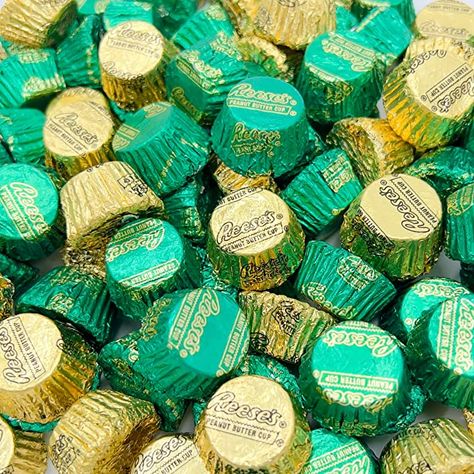 Amazon.com: LaetaFood Miniature Peanut Butter Cups Milk Chocolate Candy, Green Gold Foil Wrapped (2 Pound Pack) Green Candy Buffet, Reese's Peanut Butter Cups, Personalized Chocolate Bars, Gold Candy, Peanut Butter Candy, Reeses Cups, Milk Chocolate Candy, Green Candy, Reeses Peanut Butter Cups