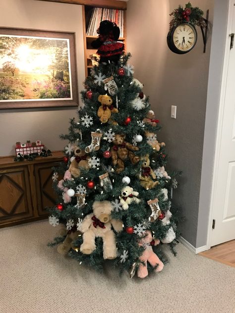 Teddy Christmas Tree, Christmas Tree With Teddy Bears, Christmas Tree With Toys, Teddy Bear Christmas Tree, Adorable Stuffed Animals, Small Christmas Trees Decorated, Tree Bows, Christmas Bears, Cartoon Christmas Tree