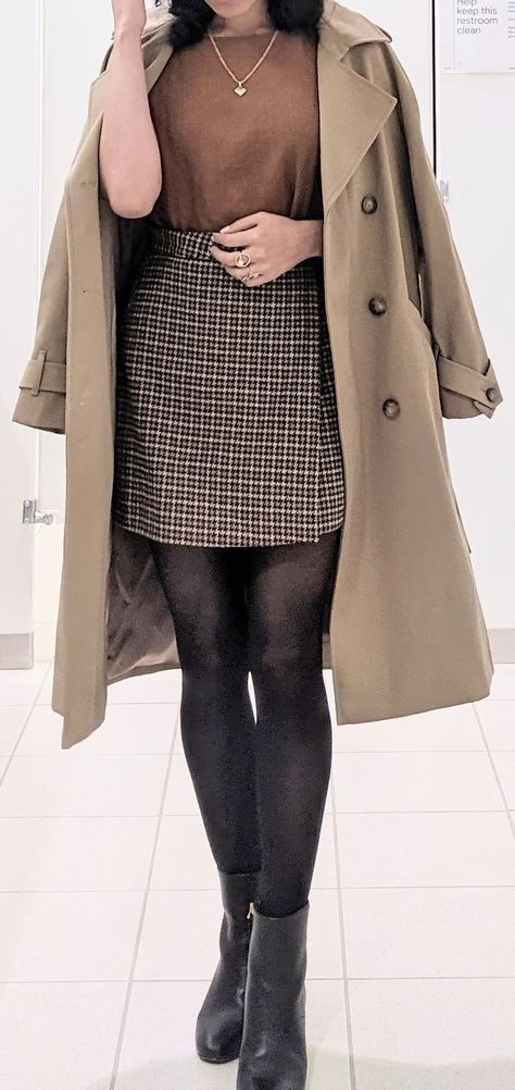 Women Trench Coat Outfits Classy, Trench Coat And Boots Outfits, Trench Coat Skirt Outfit, Dark Academia Trench Coat, Academia Aesthetic Winter, Dark Feminine Outfits For School, Soft Academia Aesthetic Outfits, Wrap Coat Outfit, Academia Lookbook