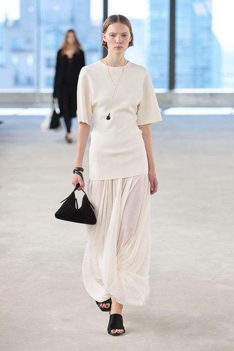 Toteme Spring 2025 Ready-to-Wear
https://www.vogue.com/fashion-shows/spring-2025-ready-to-wear/toteme/slideshow/collection#11 Runway Trends, Fashion Week Spring, Business Fashion, Victoria Beckham, New York Fashion Week, New York Fashion, Fashion News, Ideias Fashion, Dress Skirt