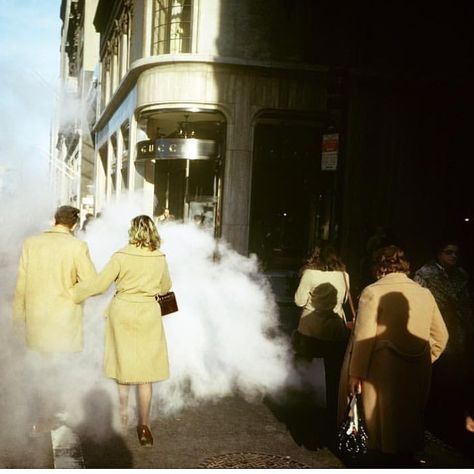 Joel Meyerowitz. Camel Coats, New York City, 1975. #joelmeyerowitz "Towards Colour 1962-1978" at Beetles+Huxley in London. #beetleshuxley #streetphotography #americanphotography #gallery#americangreatness Joel Meyerowitz, Garry Winogrand, Street Photography Urban, Street Photography People, City Streets Photography, Dirt Biking, Diane Arbus, Robert Frank, William Eggleston