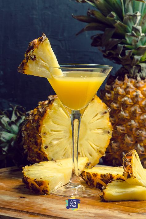 Pineapple Martini, Coconut Rum Drinks, Pineapple Detox, Pineapple Water, Gin Cocktail Recipes, Cocktails Bar, Belly Fat Drinks, Absolut Vodka, Detox Your Body