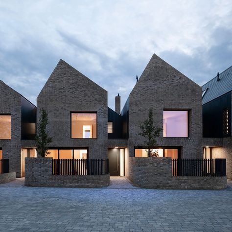 A contemporary take on a traditional format Row House Design, Townhouse Exterior, Urban Housing, Townhouse Designs, Brick Architecture, Row House, Terrace House, Urban Design, Building Design