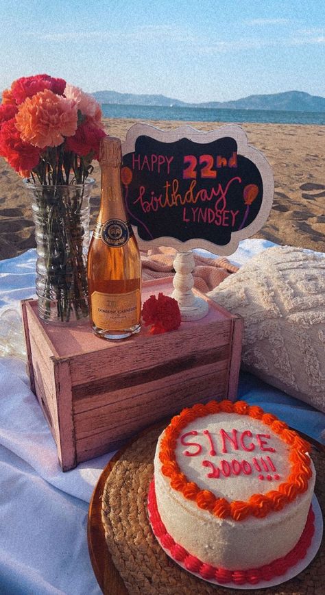 Birthday Cake Ideas Flowers, Cake Ideas Flowers, Picnic Setup Ideas, Birthday Beach Picnic, Sunset Beach Picnic, 27th Birthday Cake, Beach Picnic Party, Birthday Cake Inspiration, Picnic Setup