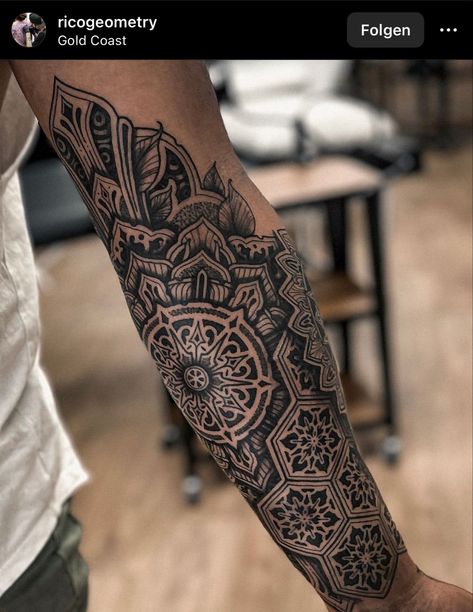 Mandala Tattoo Mann, Colorful Mandala Tattoo, Forearm Mandala Tattoo, Tattoos Arm Mann, Tato Mandala, Mandala Tattoo Men, Tato Geometris, Tato Suku, Mandala Tattoo Sleeve