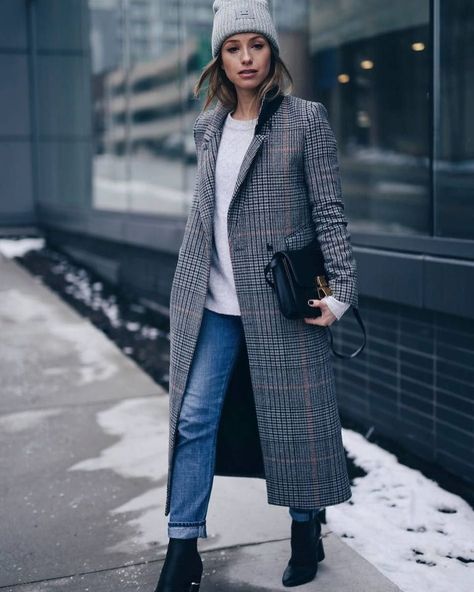 @theaugustdiaries steps out wearing the Liya High Rise Classic in Fade out. Plaid Coat Outfit, Long Plaid Coat, Fall Fashion Coats, Mode Shoes, Toronto Fashion, Coat Outfit, Plaid Coat, Winter Outfits For Work, Coat Outfits