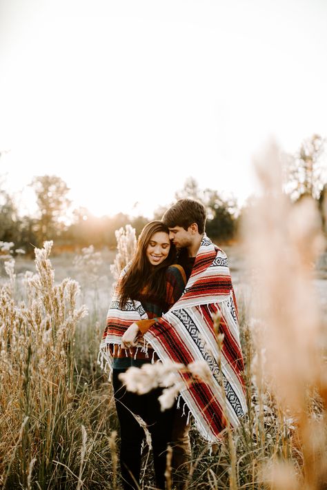 Fall Couple Pictures With Blanket, Engagement Photo Poses Blanket, Couples Blanket Photoshoot, Fall Family Photos With Blanket, Engagement Photos On Blanket, Couples Photoshoot With Blanket, Blanket Engagement Pictures, Couple Blanket Pictures, Couples Blanket Pictures