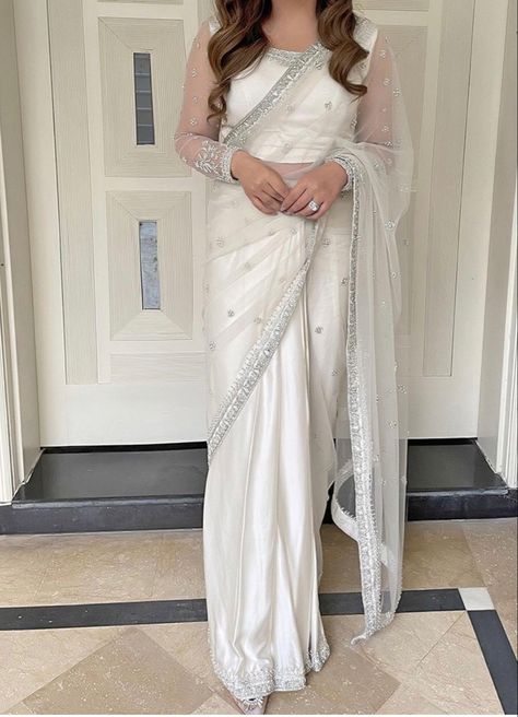 White Saree Blouse, Off White Saree, Bishop Sleeve Blouse, Saree Ideas, Sarees For Girls, Full Sleeve Blouse, Fancy Sarees Party Wear, Simple Sarees, White Saree