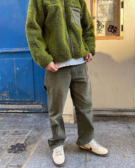 Green Fleece Jacket Outfit, Fleece Jacket Outfit, Green Fleece Jacket, Street Wear Outfits, Workwear Style, Trendy Fits, Vintage Patagonia, Mens Fashion Streetwear, Fall Inspo