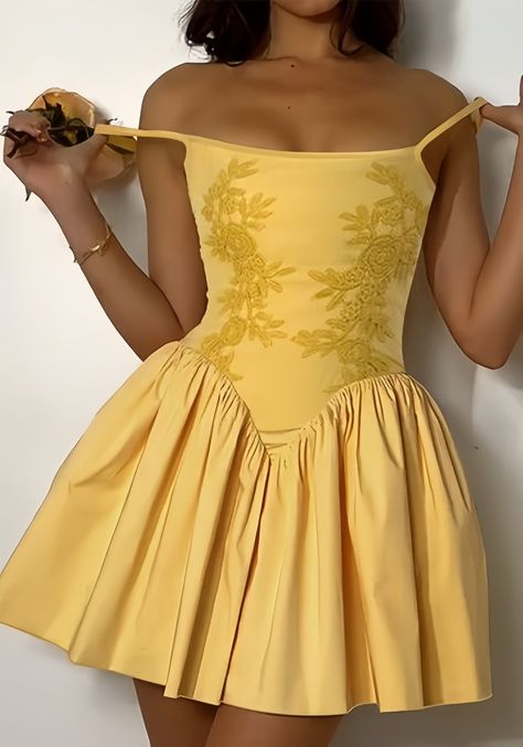 Introducing our Yellow Applique Satin Homecoming Dresses A-Line Mini Party Gown! Made with high-quality satin and adorned with delicate appliques, this dress is sure to turn heads at any event. With its flattering A-Line cut and mini length, it's the perfect choice for a chic and stylish party outfit. Don't miss out on this must-have addition to your wardrobe! Details: Dress Style: A-Line Color: Yellow Sleeves: Sleeveless Back Style: Zipper Dirndl Outfit, Puffy Dresses, Barbie Mode, Satin Homecoming Dress, 1920s Flapper Dress, Puff Dress, Plunge Dress, England Style, Mini Robes