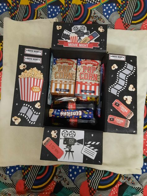 Cinema Gift Basket, Diy Cinema Ticket, Film Gift Ideas, Movie Ticket Gift Ideas, Movie Box Ideas, Ticket Cinema, Movie Night Box, Cinema Gift, Kino Box