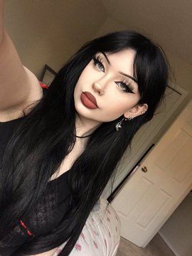 Clean Girl Goth Makeup, Goth Latina Eye Makeup, Goth Work Makeup, Lazy Goth Makeup, Goth Latina Girl, Daily Goth Makeup, Basic Goth Makeup, Gothic Eyebrows, Clean Goth Makeup