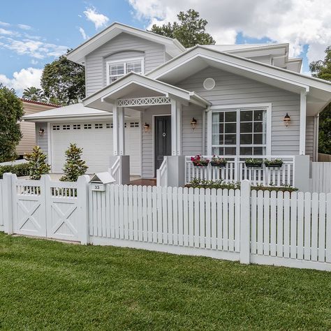 Silkwort exterior American Bungalow House, Hamptons House Exterior, Case Creole, Grey Exterior House Colors, Hamptons Style Homes, Weatherboard House, House Cladding, Grey House, Grey Houses