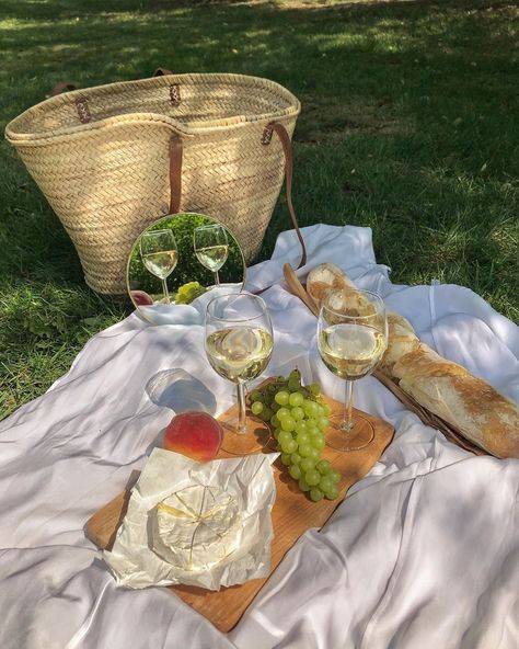 Picnic Aesthetic, Picnic Inspiration, Picnic Date, Perfect Picnic, Picnic Time, Picnic Food, Picnic Foods, A Picnic, Summer Picnic