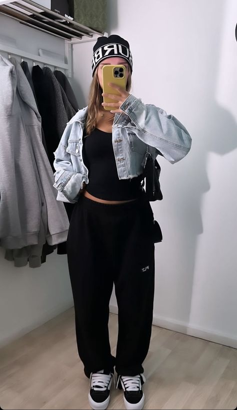 Black Joggers Outfit Baddie, Curvy Athletic Outfits, Chunky Vans, Black Joggers Outfit, Outfit Jogging, Cute Highschool Outfits, Fasion Outfits, Practice Outfits, Joggers Outfit