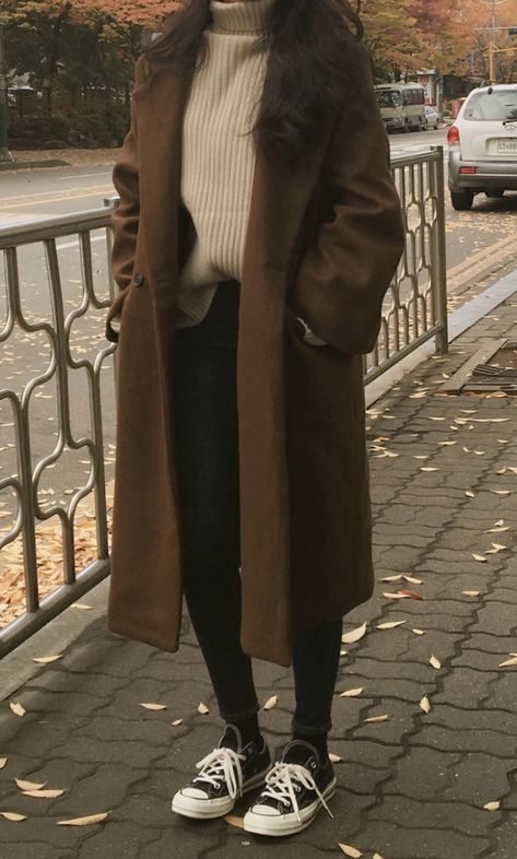 00s Mode, Dark Academia Outfits, Mode Mantel, Stile Hijab, Academia Outfits, Korean Casual Outfits, Neue Outfits, Easy Trendy Outfits, Brown Coat