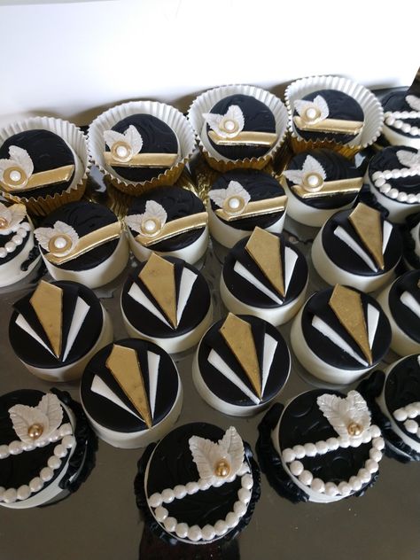 Great Gatsby Treats Dessert Tables, Gatsby Food, Gatsby Cookies, Great Gatsby Cake, Gatsby Christmas, Gatsby Cake, Gatsby Birthday Party, Dessert Treats, 60 Birthday