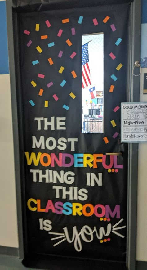 3rd Grade Class Door Decor, Class Doors Ideas, Grade 3 Door Decoration, Kindergarten Class Door Decoration Ideas, Deco Classroom Ideas, Kg2 Classroom Decoration, Classroom Back To School Door, Teacher Doors Decorations, Classroom Door Displays Kindergarten