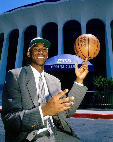 Moodboard 🍒 on Instagram: “Kobe Bryant pictured outside the Forum in Inglewood, California, in 1997. 📷: Jon Soohoo, Getty” Kobe Bryant Family, Kobe & Gigi, Kobe Bryant Nba, Kobe Bryant Pictures, Kobe Bryant Black Mamba, Kobe Bryant Wallpaper, Nba Pictures, Basketball Photography, Staples Center