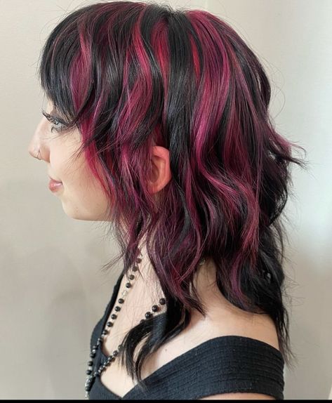 Draculaura Hair, Grey Streaks, Pink Hair Dye, Hair Color Streaks, Hair Streaks, Dyed Hair Inspiration, Hairdos For Curly Hair, Pretty Hair Color, Hair Advice