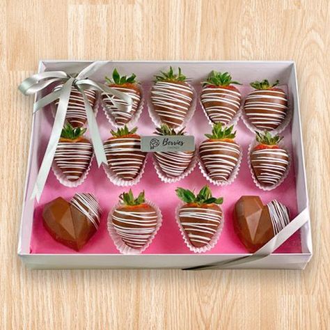 Berries Chicago (@berrieschicago) • Instagram photos and videos Chocolate Dipped Strawberries Valentines, Valentine Chocolate Covered Strawberries, Flowers Balloons, Chocolate Covered Strawberry Recipe, Dipped Strawberries, Valentines Gift Box, Custom Desserts, Best Sweets, Valentines Day Cakes