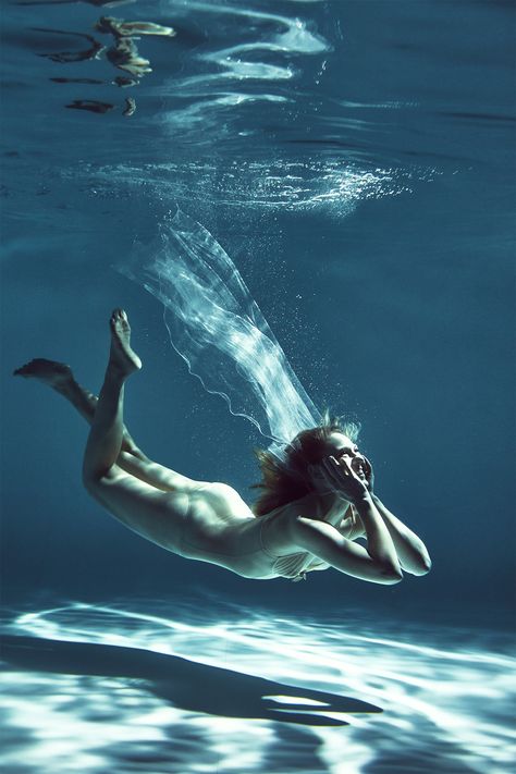 underwater Underwater Figure Reference, Floating Underwater Pose, Under Water Pose Reference Drawing, Underwater Reference, Underwater Poses, Underwater Photography Women, People Underwater, Swimming Pose, Swim Photography