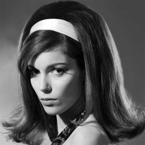 La mode des cheveux volumineux des années 60 revient en force ! - Tendance coiffure 1960s Hair Headband, 1960s Headband Hairstyles, Disco Party Hairstyles Short, Mod Hairstyles Women, 70s Hair With Headband, 60s Headband Hairstyles, 60s Hairstyles Short, Headband 60s, 1960s Headband