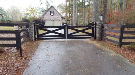 Farm Entrance Gates Front Entry, Driveway Entrances With Gates, Wood Fence With Gate Driveways, Driveway Ideas Country, Fenced Driveway Entry, Front Gate And Fence Ideas, Farmhouse Entry Gate Entrance, Gate Design Farmhouse, Stone Pillar Gate Entrance