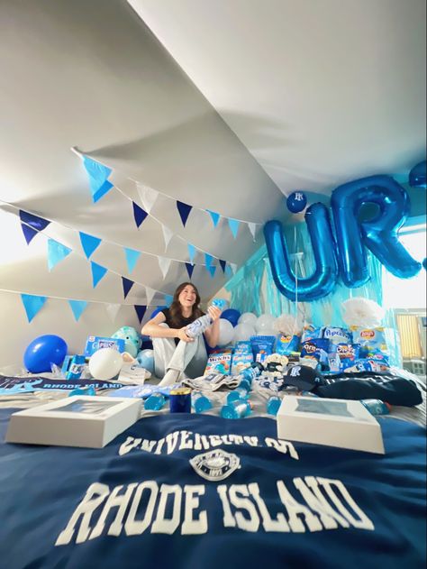 University Of Rhode Island Aesthetic, Technology Bed, Rhode Island Aesthetic, College Bed Party, College Photoshoot, Senior Year Planning, College Bed, Bed Party, Year Planning