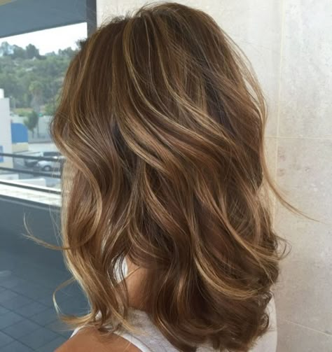 50 Light Brown Hair Color Ideas with Highlights and Lowlights Dark Brown Hair With Blonde Highlights, Cabelo Ombre Hair, Smart Hairstyles, Brown Hair With Highlights And Lowlights, Ideas Haircut, Haircut Medium, Kadeřnické Trendy, Wavy Lob, Brown Hair With Blonde Highlights