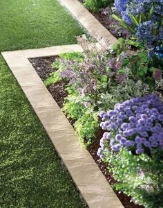 Paver border designs look neat and beautiful, adding stylish organization to yard landscaping ideas and garden design. Pavers provide a wide border that keeps grass out of the garden and add more text Stone Flower Beds, Backyard Flowers Beds, Garden Border Edging, Taman Diy, Front Landscape, Flower Bed Edging, Backyard Flowers, Desain Lanskap, Edging Ideas