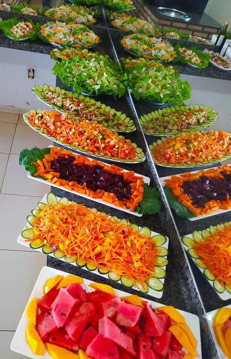 Buffet Food Presentation, Best Grilled Shrimp Recipe, Picnic Date Food, Fruit Platter Designs, Decorações Com Comidas, Party Food Buffet, Catering Ideas Food, Party Food Platters, Easy Food Art