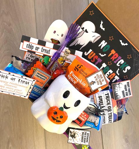 Check out this Halloween gift box for College Students that come with cute candy and treat tags. It's a great alternative for a Boo Basket for any woman in your life. Send a unique care package or spooky gift box made with love and care. Over 14+ items included.. -1 Choice of Chips -1 Halloween Blow Pop -3 Halloween Chocolates/Snacks -1 Gummy Body Parts Candy -4 Variety of other candies -1 Pumpkin Spice Hot Cocoa -Skeleton Pen -Spider Ring -Card w/ your personal message -All Candy put in a Halloween Theme Bag -Candy Tags designed by me, printed and added to candy/treats -Cute design on inside w/spider web -Cute Spooky Mail Label on Outside -Shipped in corrugated box Optional add ons available! If this as a gift please enter the correct address at check out and don't forget to enter your gi Halloween Gift Baskets For Friends, Boo Baskets For Adults, Boo Gifts For Coworkers, Spooky Basket For Her, Halloween Spooky Baskets, Halloween Baskets For Adults, Halloween Basket Ideas For Boyfriend, Boo Box Ideas, Spooky Basket Ideas For Girlfriend