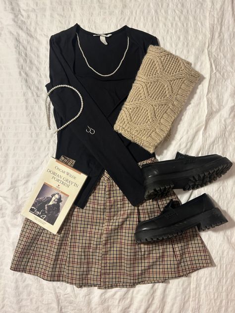 Dark Academia Girl Aesthetic, Academia Girl Aesthetic, Dark Academia Fits, Dark Academia Summer Outfit, Summer Dark Academia, Dark Academia Girl, Summer Academia, Parisian Outfit, Dark Academia Outfits